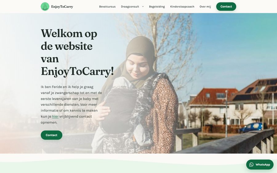 Homepage van EnjoyToCarry met een moeder die haar baby draagt in een draagzak